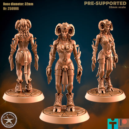 Aly, Horned Humanoid Boss - 32mm Scale - Unpainted Miniature