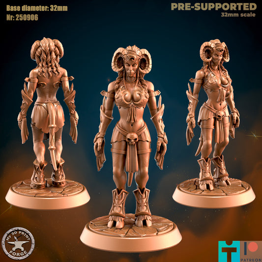 Aly, Horned Humanoid Boss - 32mm Scale - Unpainted Miniature